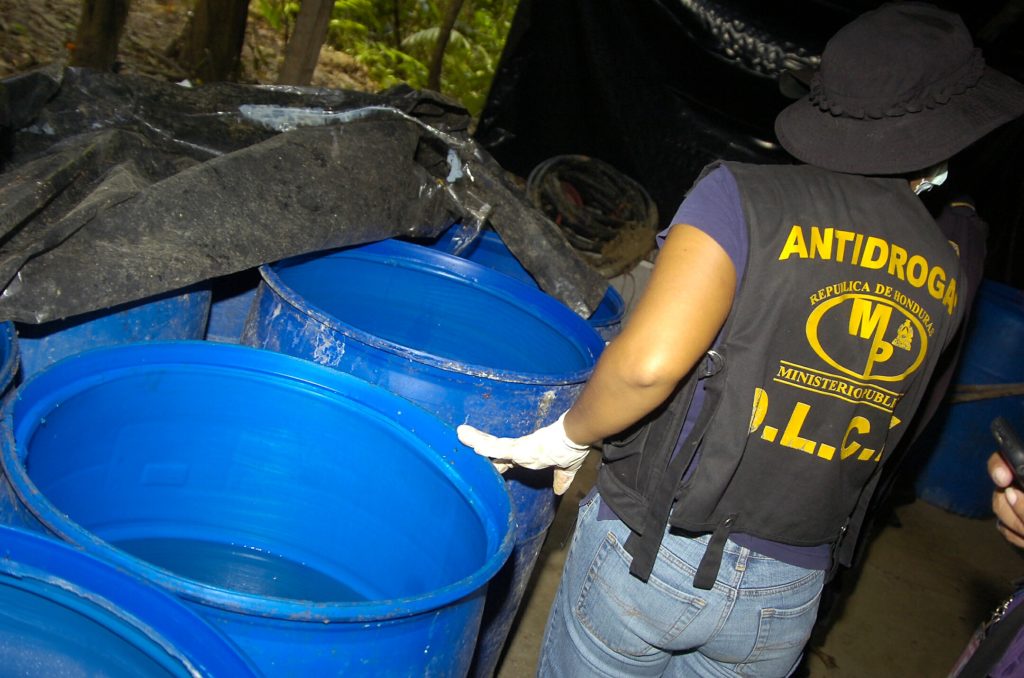 Materiales y equipo encontrados en el laboratorio de cocaína que, de acuerdo con la Fiscalía de Nueva York, era de interés para Juan Orlando Hernández por su cercanía con Puerto Cortés, el puerto de envío clave y más importante de Honduras, ubicado en la costa norte.