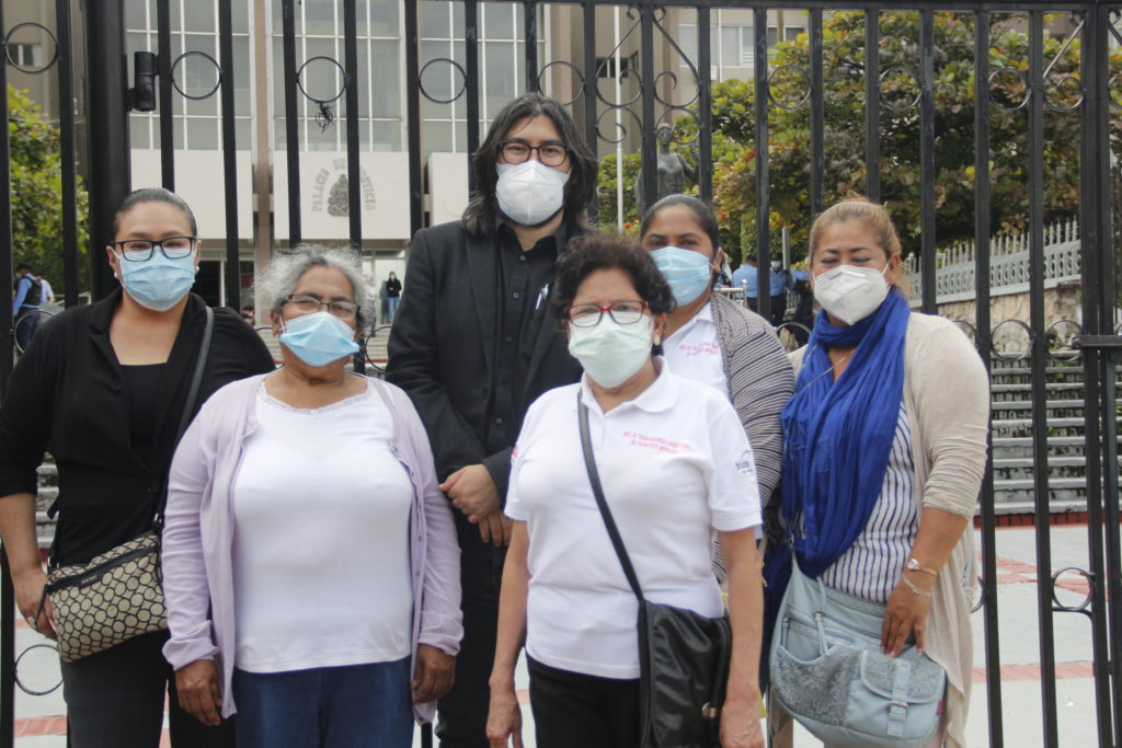 Edy Tábora y Belkis Jiménez, del Bufete Justicia para los Pueblos, junto a trabajadoras de la RTD. Fotografía cortesía de Luis Méndez.