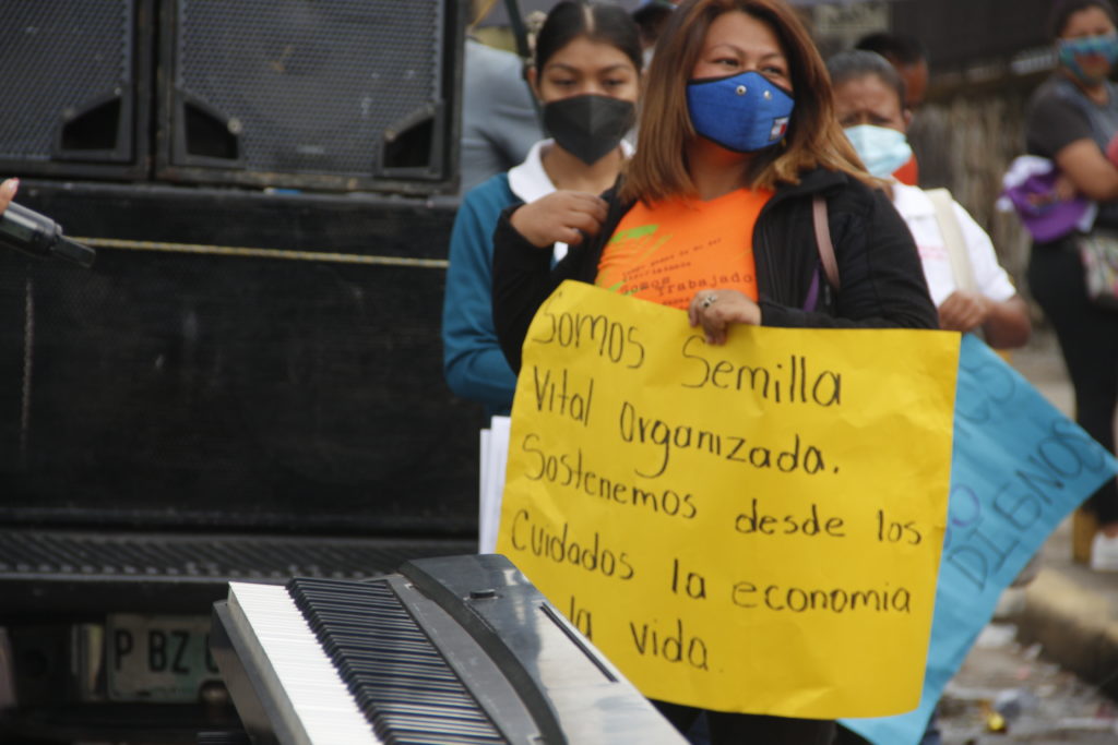 Trabajadoras domésticas apostadas en las afueras de la Corte Suprema de Justicia, mientras se introducían los Recursos de Inconstitucionalidad ante la Corte Suprema de Justicia. Fotografía cortesía de Luis Méndez.