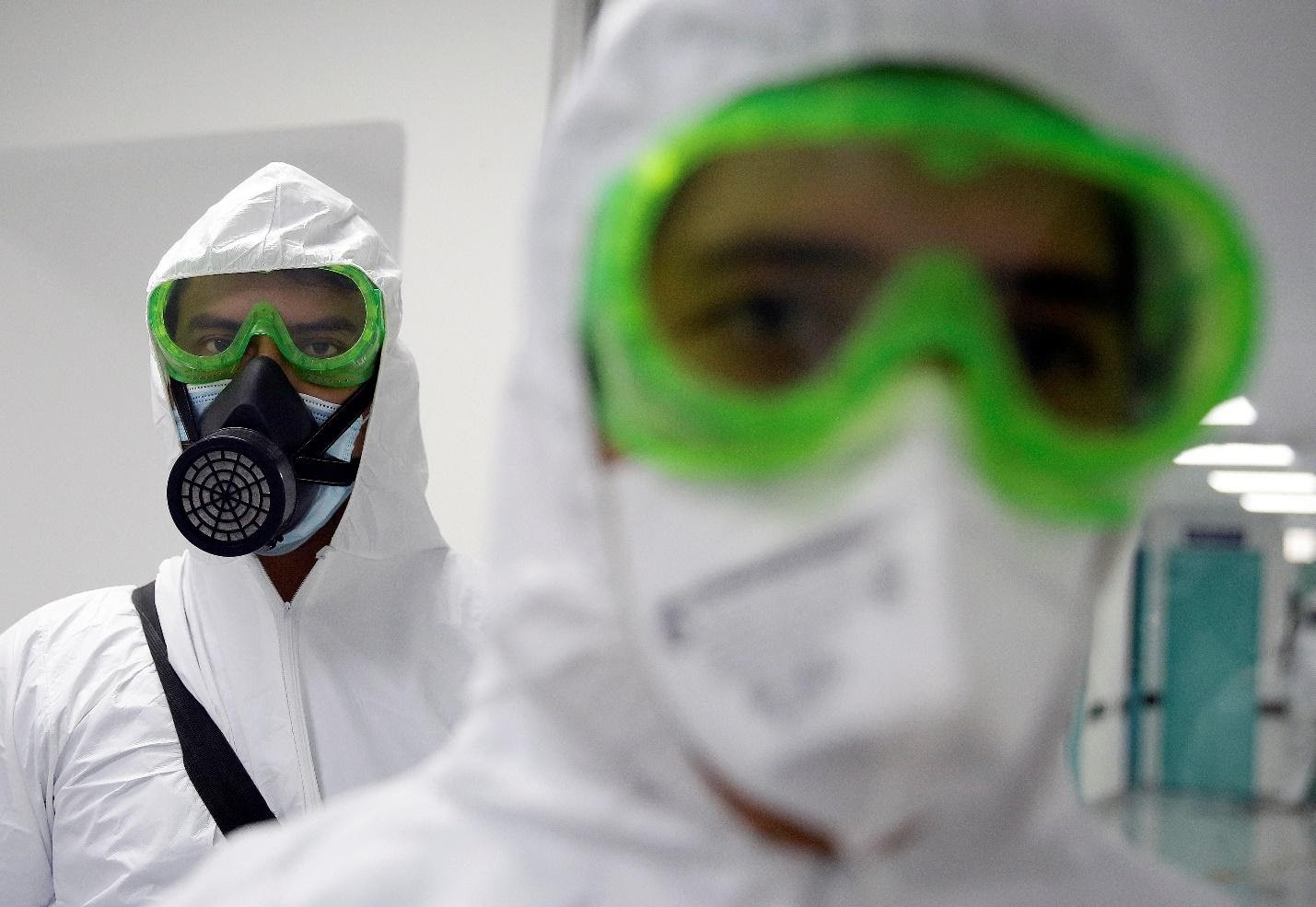 Auxiliares del Ministerio de Salud durante una campaña de desinfección del Hospital Nacional "Dr. Juan José Fernández", en la colonia Zacamil, del municipio de Mejicanos, en San Salvador. En este hospital se habilitaron áreas especiales para atender pacientes con diagnóstico de Covid-19. Foto de Diario 1: Miguel R. Lemus. 