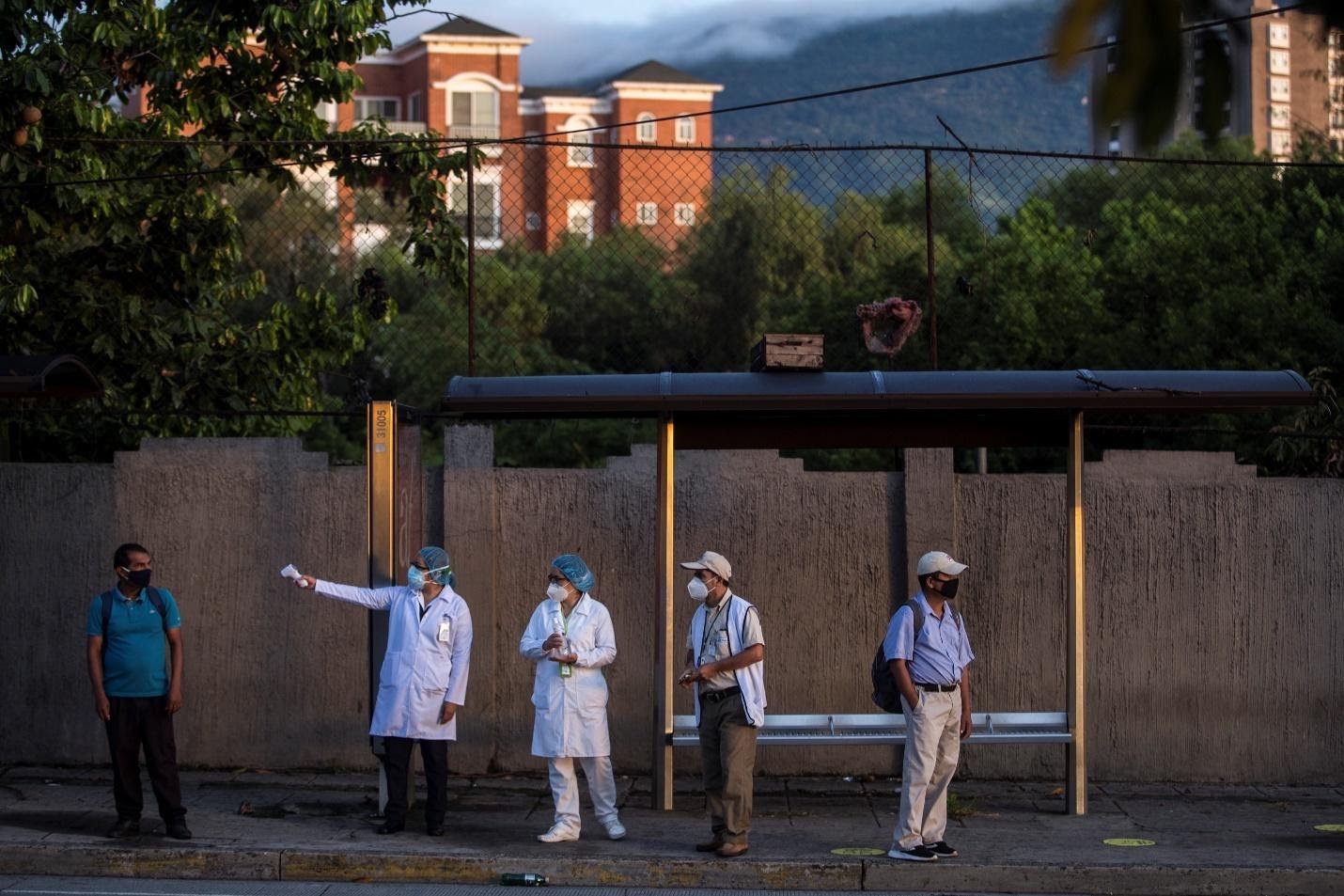 El lunes 24 de agosto de 2020, empleados del Ministerio de Salud salieron a las calles para socializar las medidas de bioseguridad en las estaciones de transporte colectivo, que ese día volvió a circular y una buena parte de la población regresó a sus labores. Foto de El Faro: Víctor Peña. 