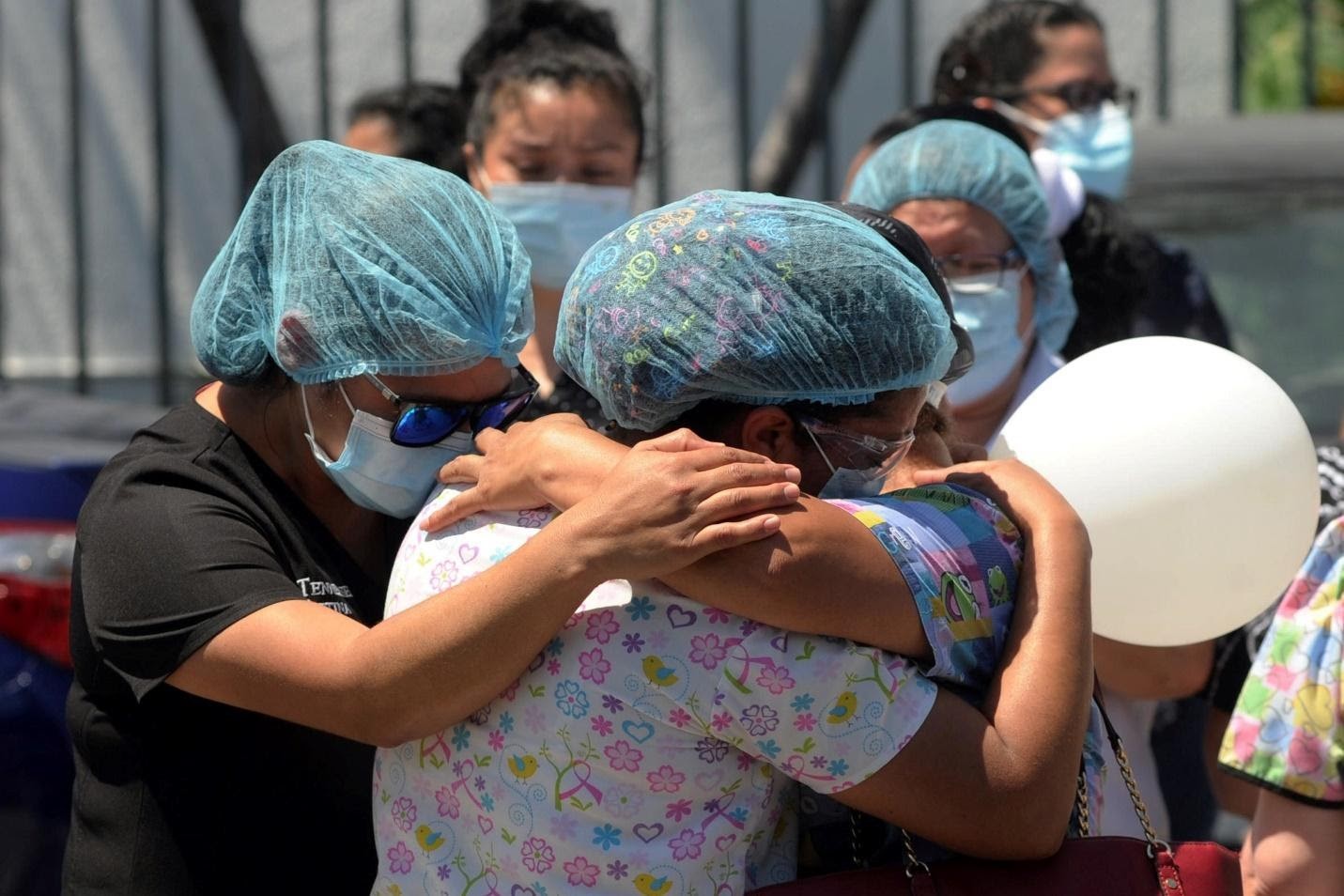 El grupo de enfermeras del hospital Amatepec, del Instituto Salvadoreño del Seguro Social (ISSS), despidieron a Vilma Chacón, su compañera que murió por causa de la Covid-19. El personal médico le hizo los honores frente al hospital, sobre el bulevar del Ejército, en el municipio de Soyapango. Foto de El Diario de Hoy.