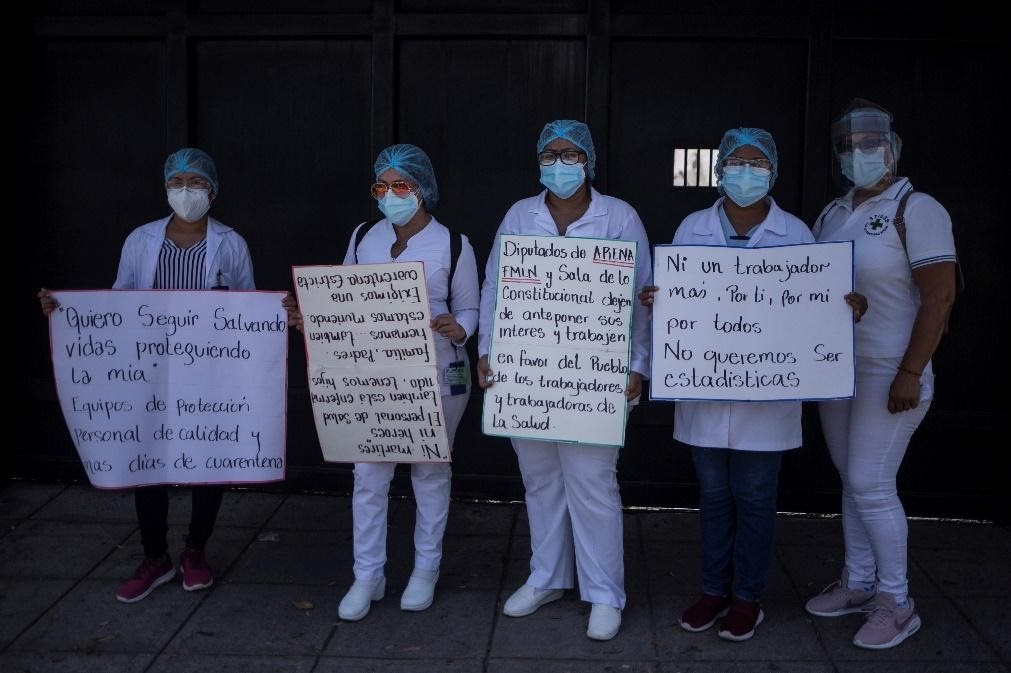 Trabajadores de la salud protestaron frente a la Asamblea Legislativa, tras una convocatoria del Sindicato de Trabajadores del Instituto Salvadoreño del Seguro Social (STISSS), el 16 de julio de 2020. Foto de El Faro: Víctor Peña. 