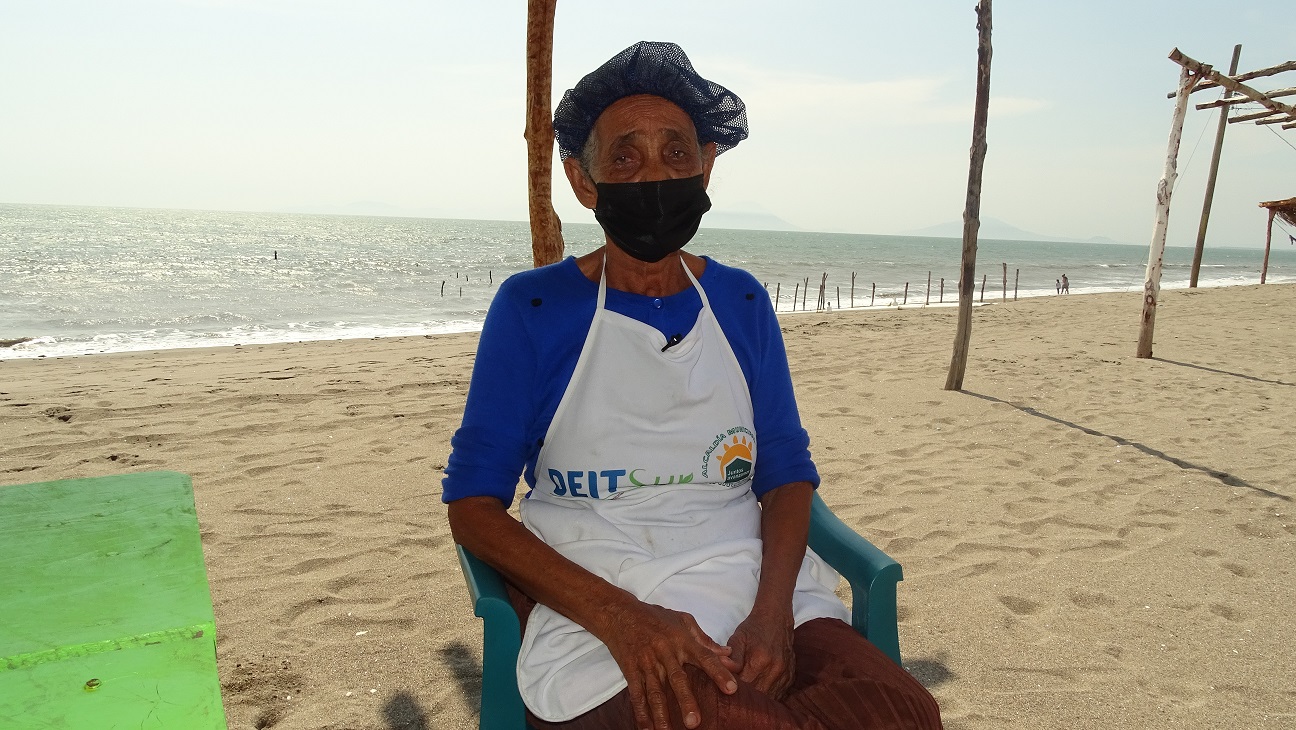 Para María de la Cruz Hernández es más seguro que el mar destruya su quinta casa que ver recuperadas las playas de Cedeño. Foto: Kency Gissel Grandez Durón.