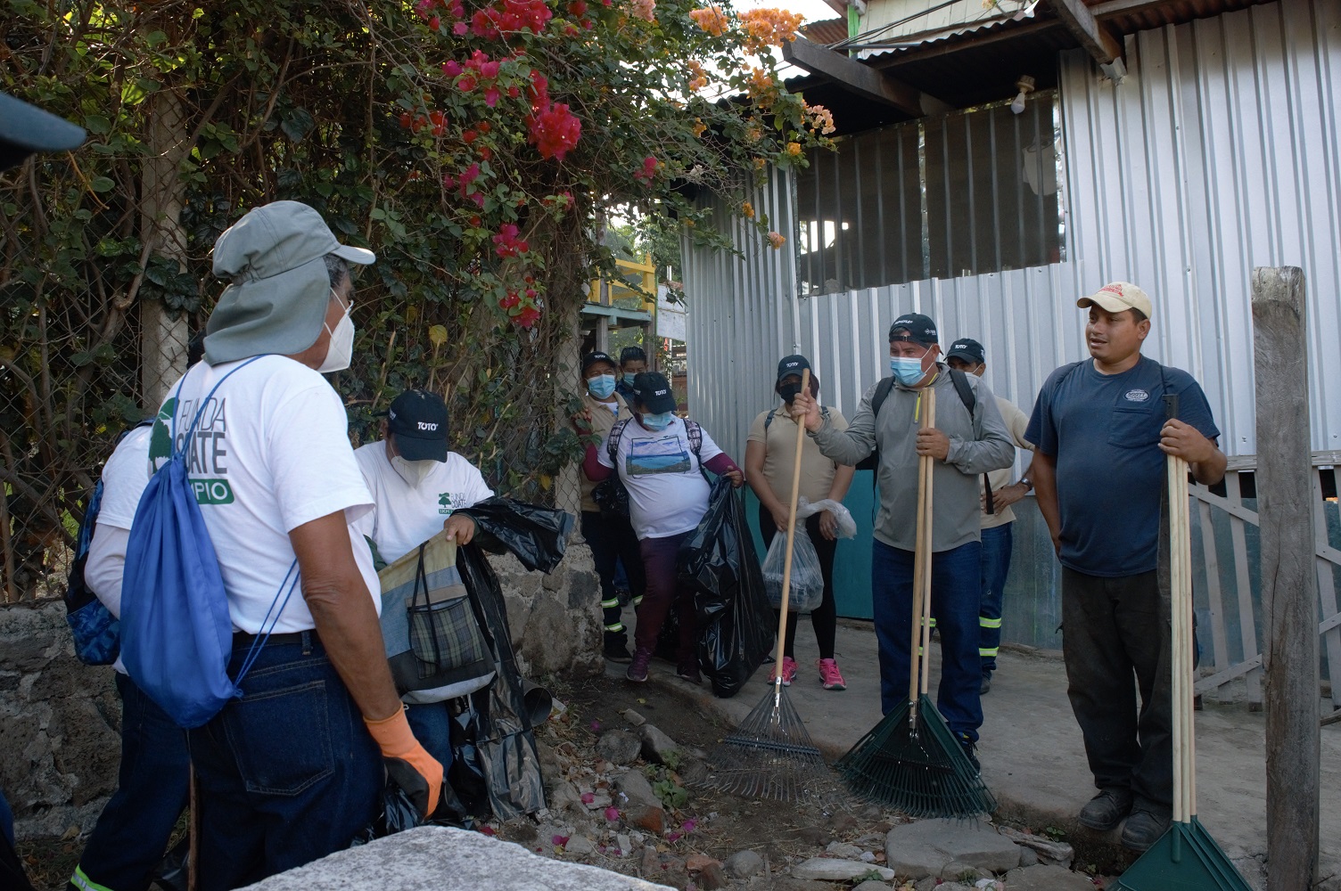 Representantes de las Adescos Unidas y Fundación Coatepeque organizan las rutas para la jornada de limpieza que realizaron el 27 de marzo, en la que en 4 horas de trabajo recolectaron 40 toneladas de basura. Foto: Carolina Amaya.