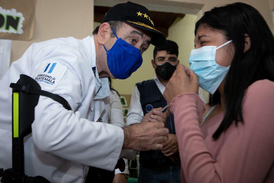 El presidente Alejandro Giammattei supervisó la jornada de vacunación en El Progreso, el 23 de octubre de 2021. En este departamento se administran AstraZeneca, Moderna y Pfizer, no Sputnik V. Foto: Gobierno de Guatemala.