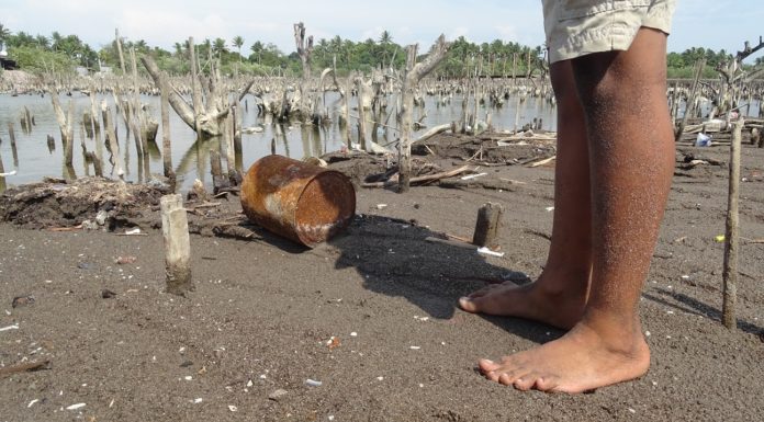 La agonía de una aldea tragada por el mar